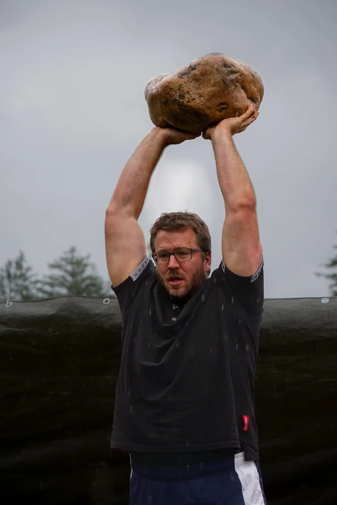 Der 34-Jährige trainiert unter anderem regelmässig in Berlin. Mann mit Stein